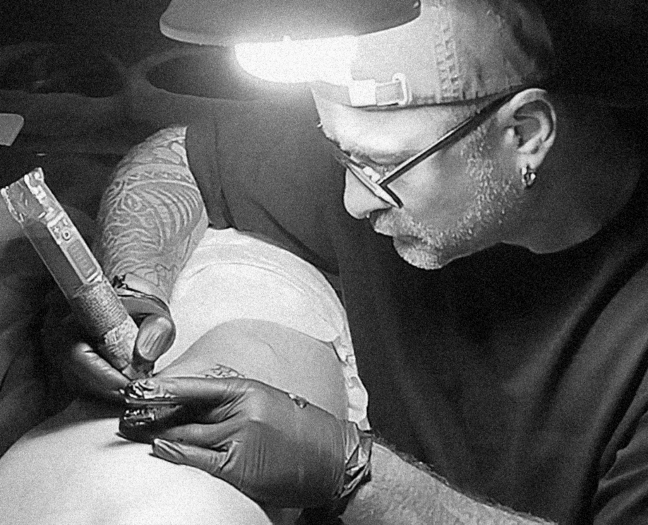 Павел Чуприков — мастер тату и пирсинга, специалист по мужской депиляции