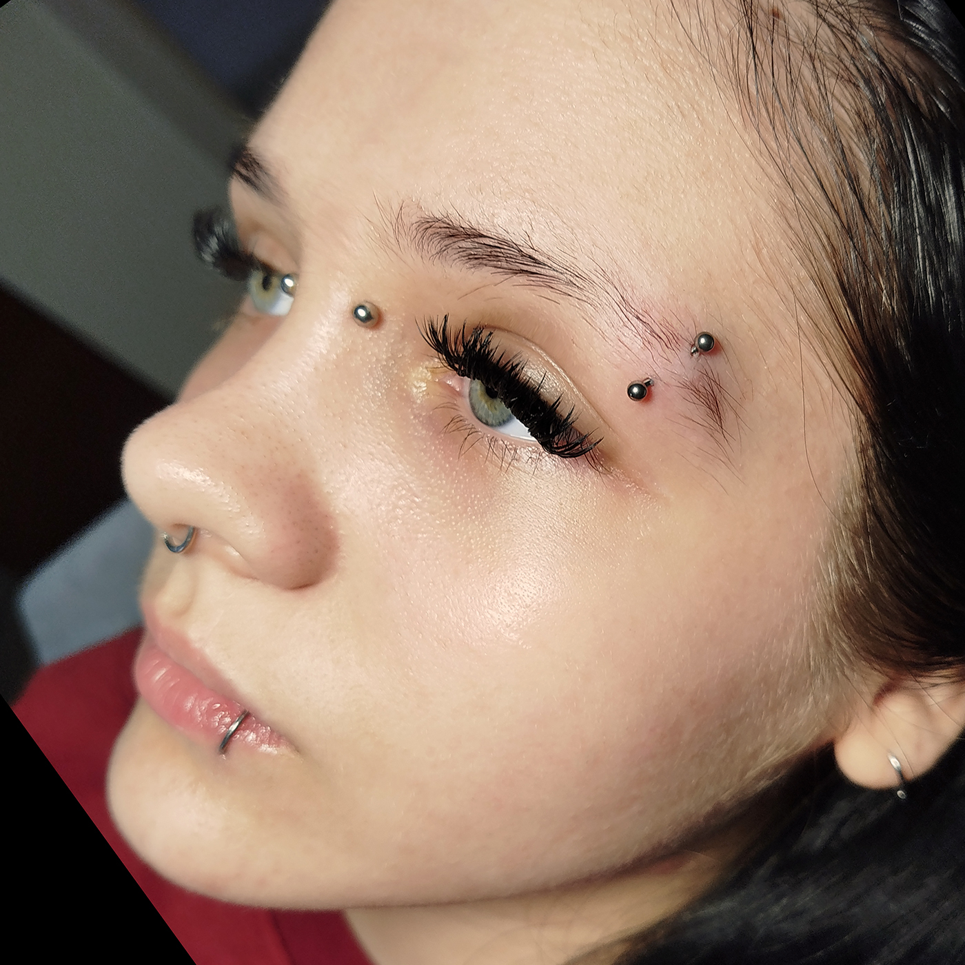 Пирсинг брови. Мастер Павел Чуприков. Студия ЭЛСТОН