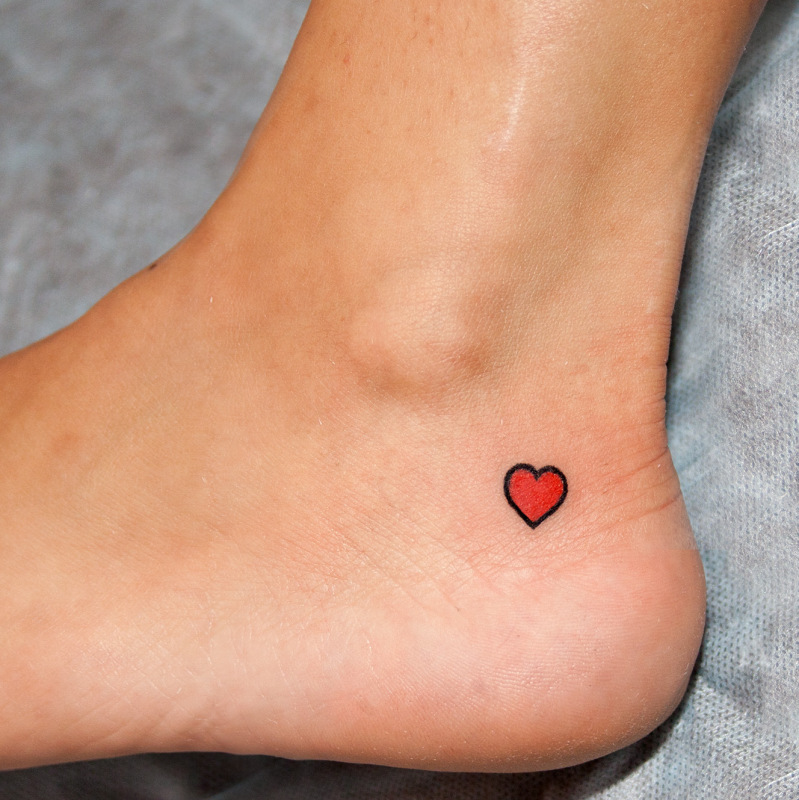 Мини-тату "Сердце с чёрным контуром". Павел Чуприков