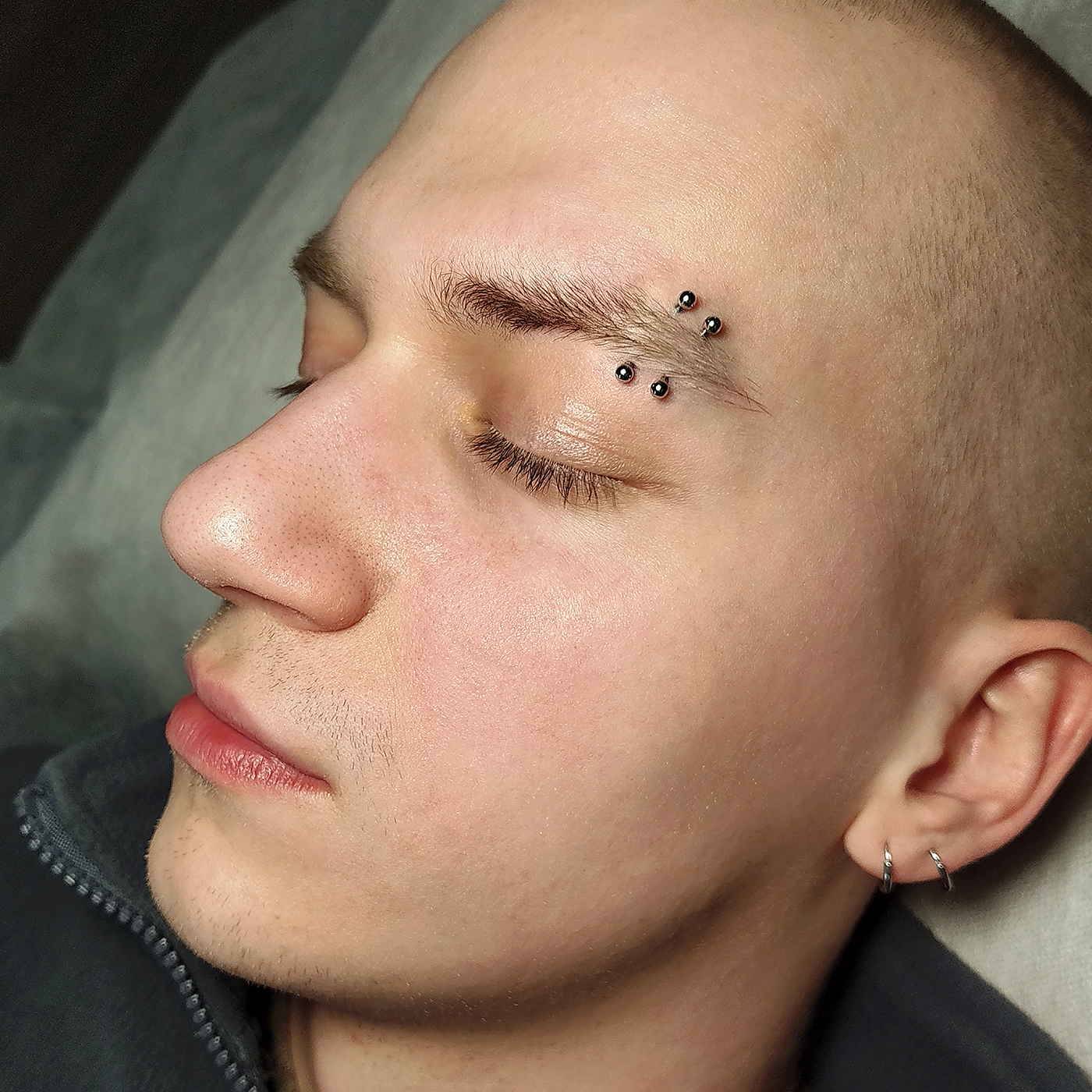 Двойной прокол брови